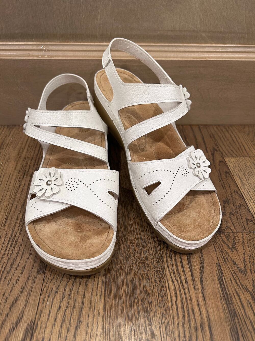 Flexus by Spring Step Poncia White Wedge Sandals Flower Detail Size 42 / US 10.5
